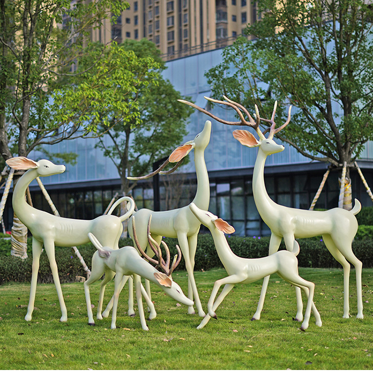 抽象梅花鹿雕塑户外园林景观草坪玻璃钢小品白鹿模型售楼部处摆件