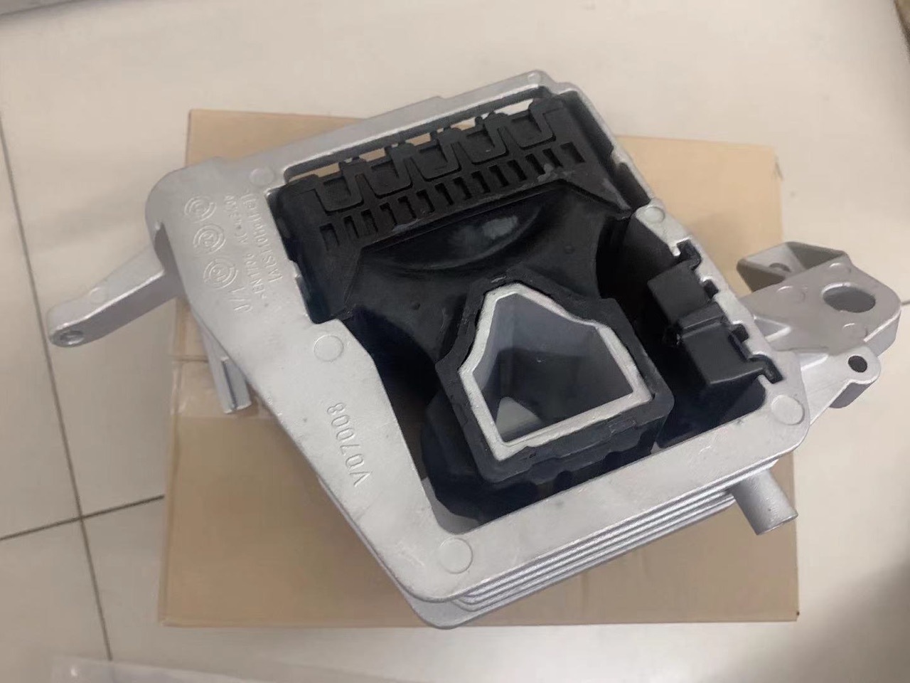 适用宝马mini迷你f56 118发动机机脚胶发动机支架胶垫22118743621