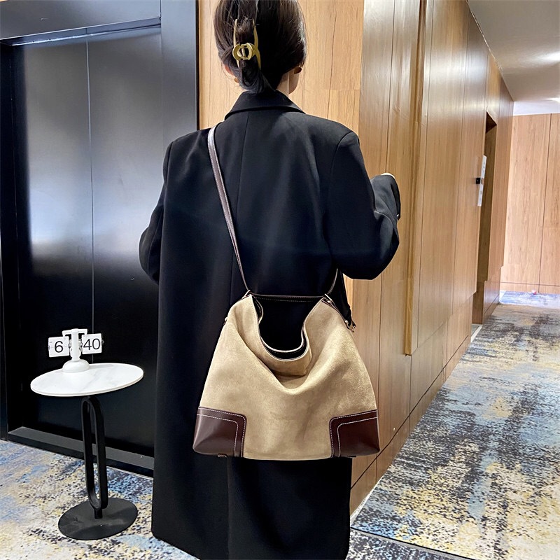 Cross-Border Women's Bag 2021 Autumn and Winter Pu Soft Leather Big Bag Trendy One-Shoulder Crossbody Bag Vintage Leather Velvet Large Capacity Large Shoulder Bag