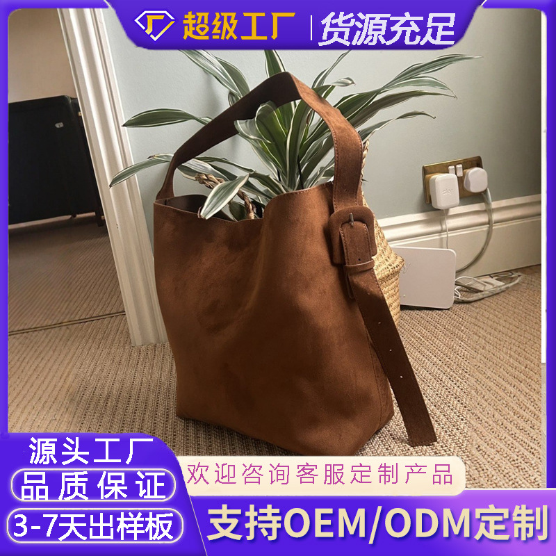 韩国秋冬托特包大容量女新款单肩麂皮绒包圆筒简约小众通勤水桶包