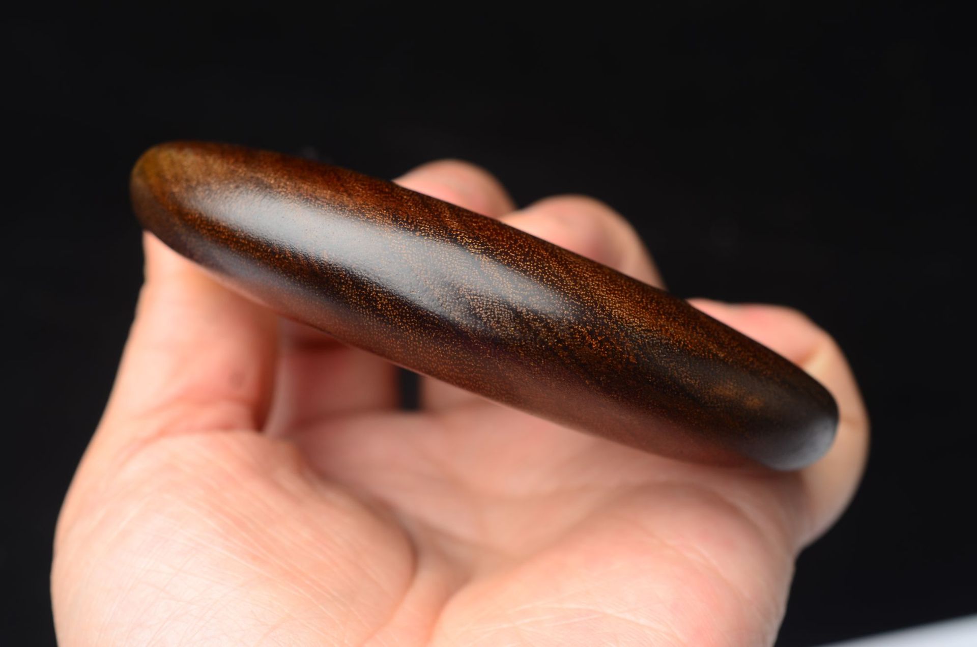 厂家直销定制款和美厚实檀木五齿按摩梳 黑金丝檀木梳宽齿梳地摊