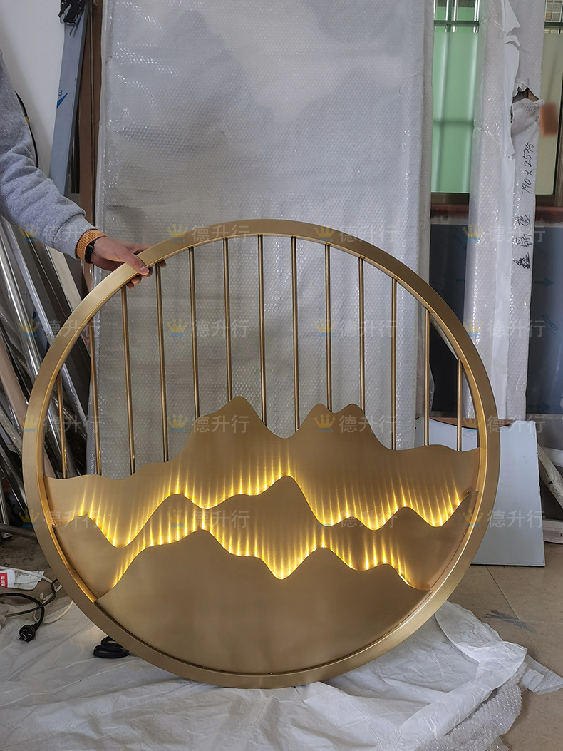圆型金属玄关钛金镂空不锈钢新中式屏风隔断 带灯圆形山水背景墙