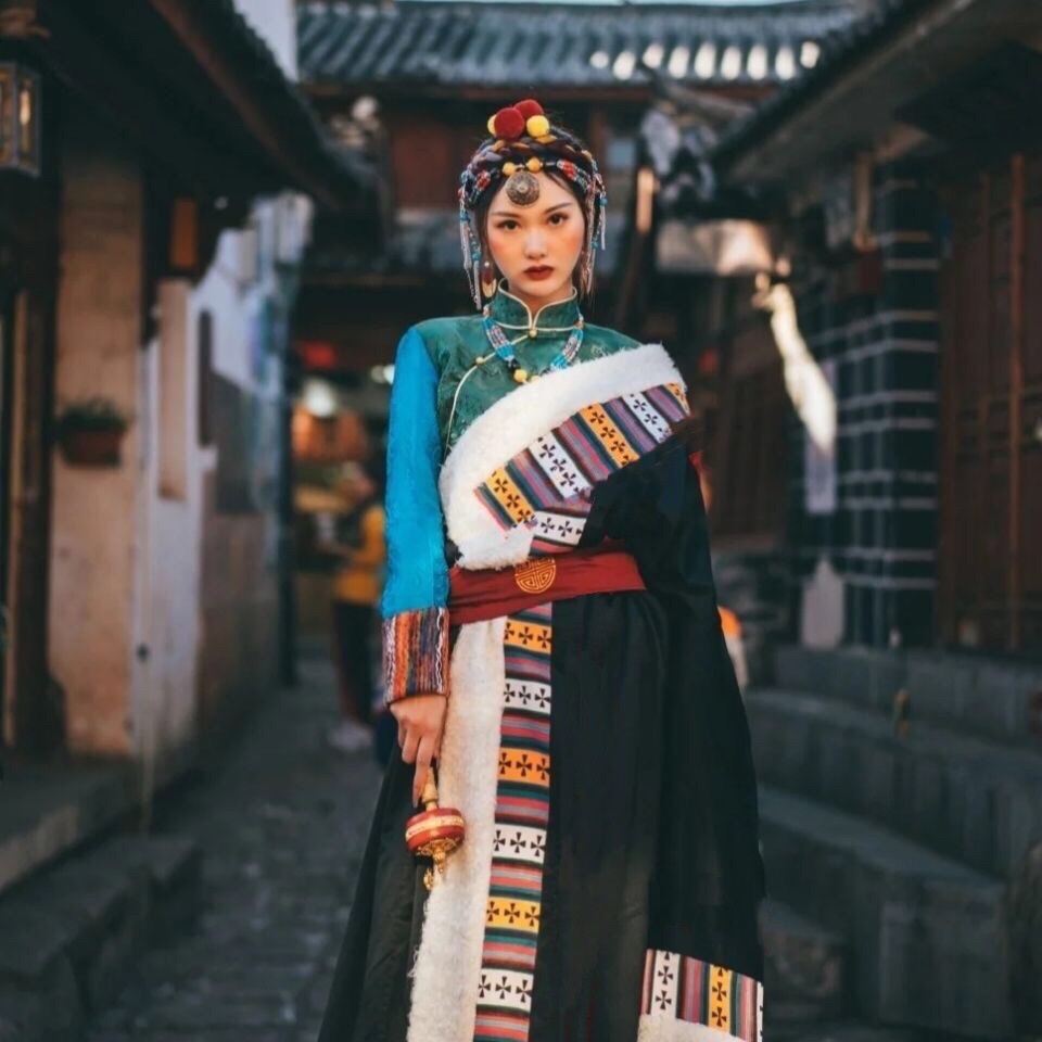 丁真藏袍藏族西藏民族风特色日常节日穿搭女士藏式袍藏装藏服外套