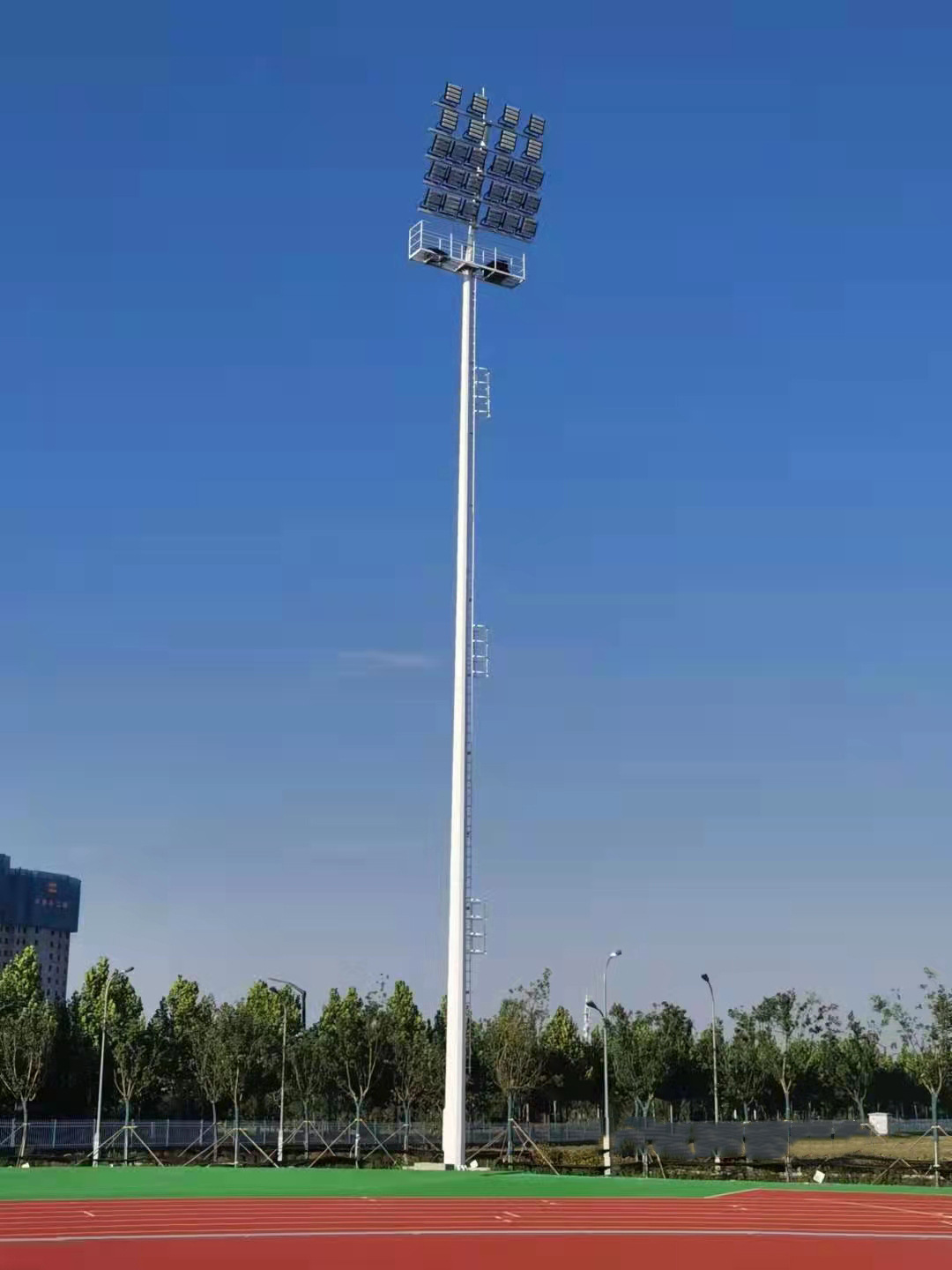厂家直供8米10米中杆灯篮球场足球场体育场公园景观灯杆