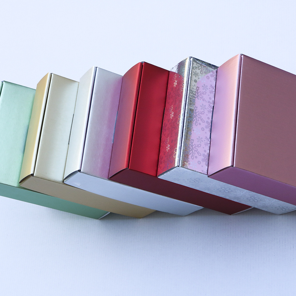 金属亮膜彩色批发瓦楞纸女衣服西装打包快递包装盒现货飞机盒定制