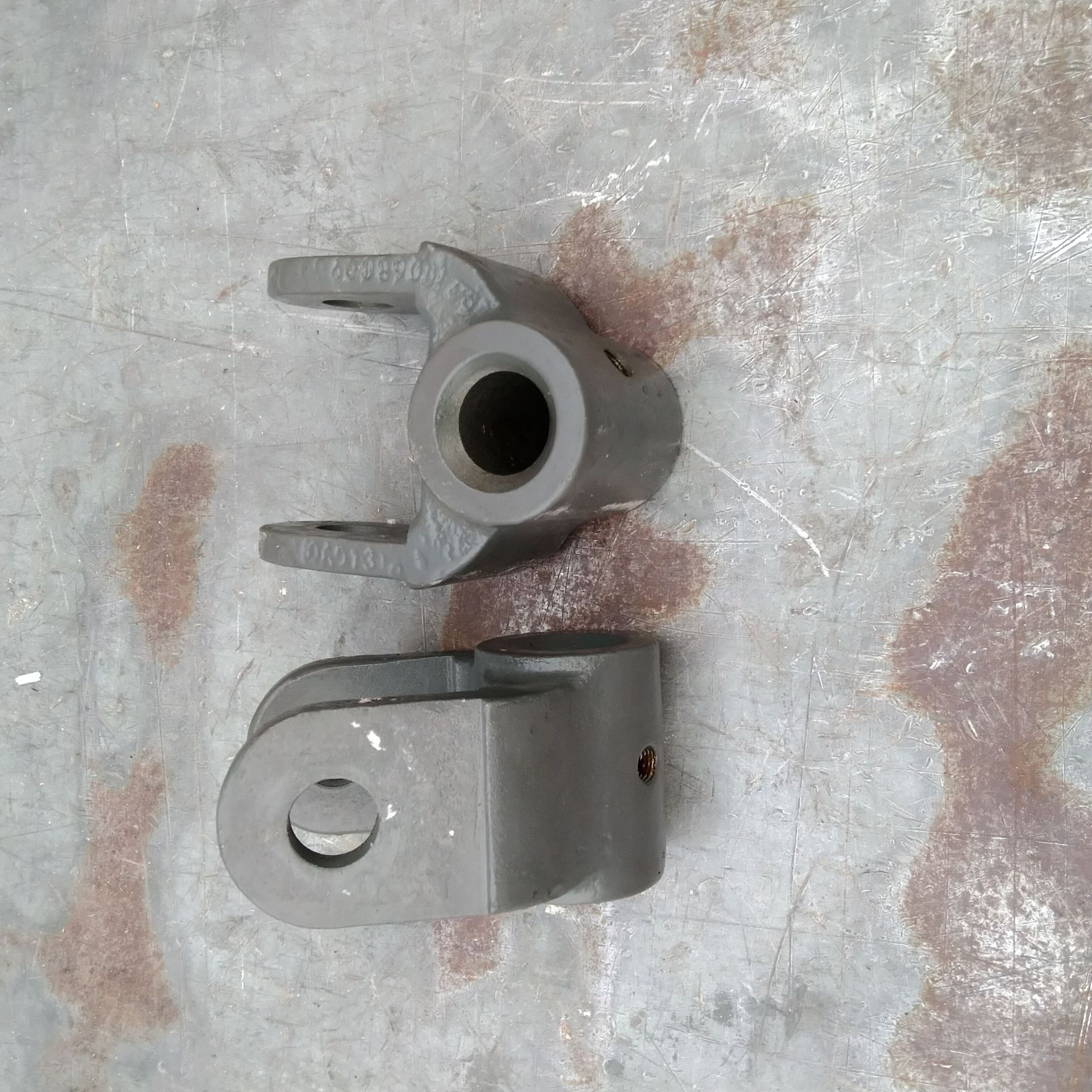 重汽豪沃特种车减震器支架重汽军车前驱动桥价格重汽军车配件