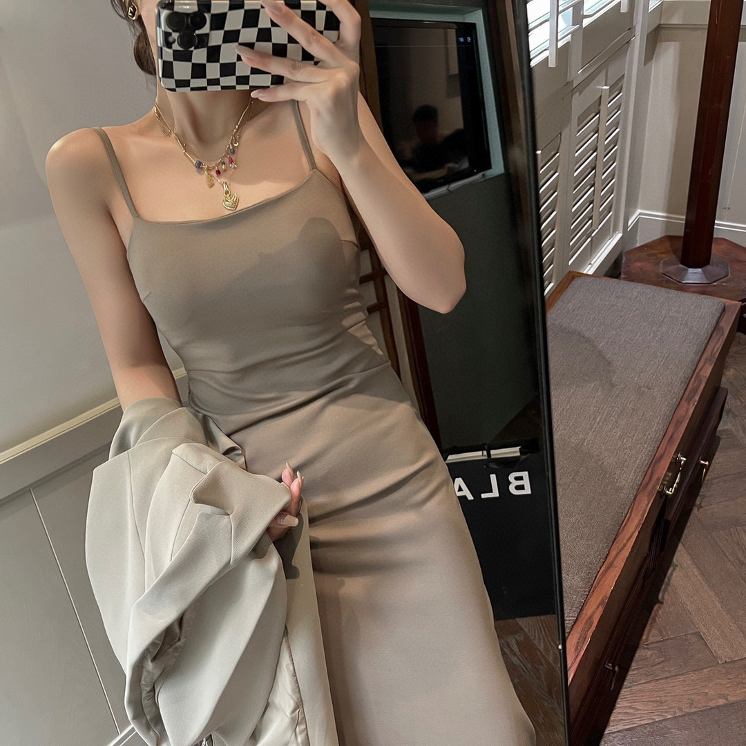 胸大腰细吊带连衣裙女夏开叉性感修身纯欲风显瘦胸垫高级法式裙子