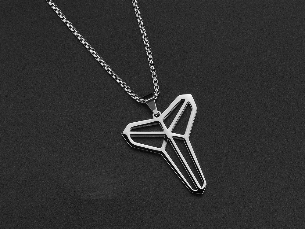 欧美nba科比布莱恩特黑曼巴项链篮球迷纪念logo吊坠钛钢百搭饰品