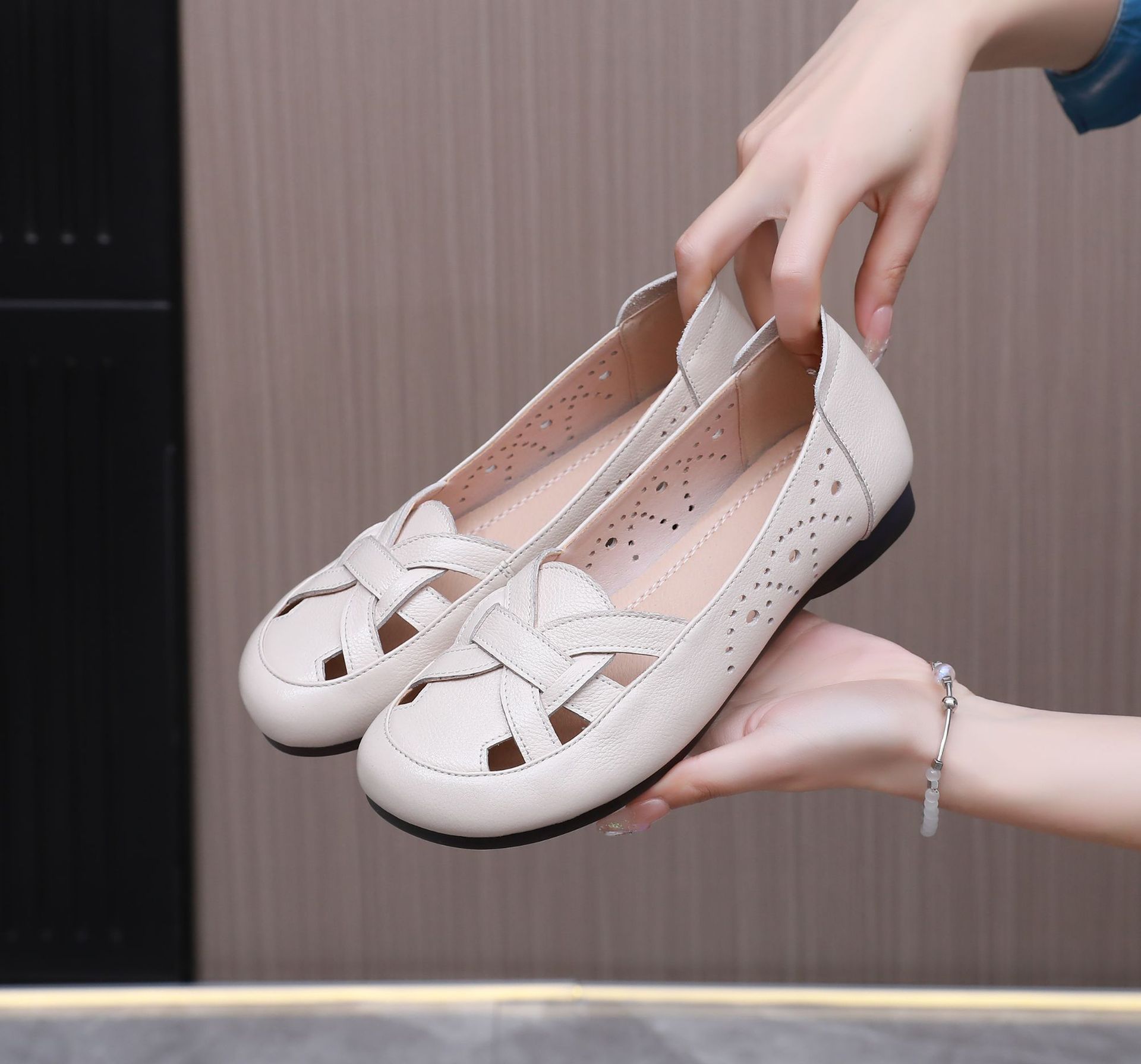 真皮妈妈鞋舒适软底中年镂空平底皮鞋中老年人女单鞋洞洞凉鞋夏季