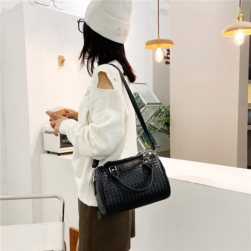 Internet Celebrity 2023 Spring and Summer New Retro Textured Pillow Bag Western Style Solid Color Simple Fashion Shoulder Messenger Bag