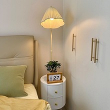 奶油风卧室床头柜台灯一体客厅沙发旁边的落地灯高颜值茶几带灯