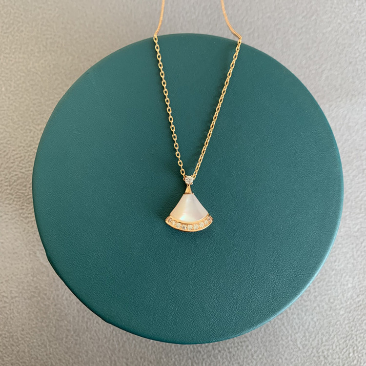 bv小裙子天然白贝母扇形项链女宝家高版本红玉髓玛瑙扇子满钻吊坠