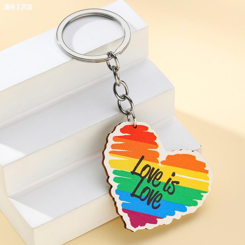 跨境欧美新品英文字母love is love 钥匙扣情侣礼物人物图案挂件
