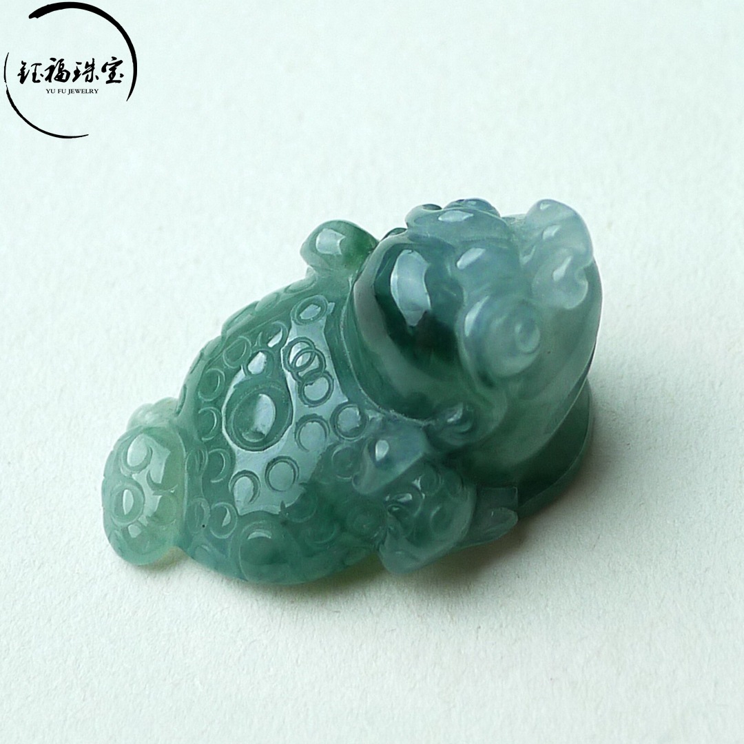 缅甸天然a货翡翠飘花雕刻金蟾吊坠挂坠 种水足无杂裂配证书