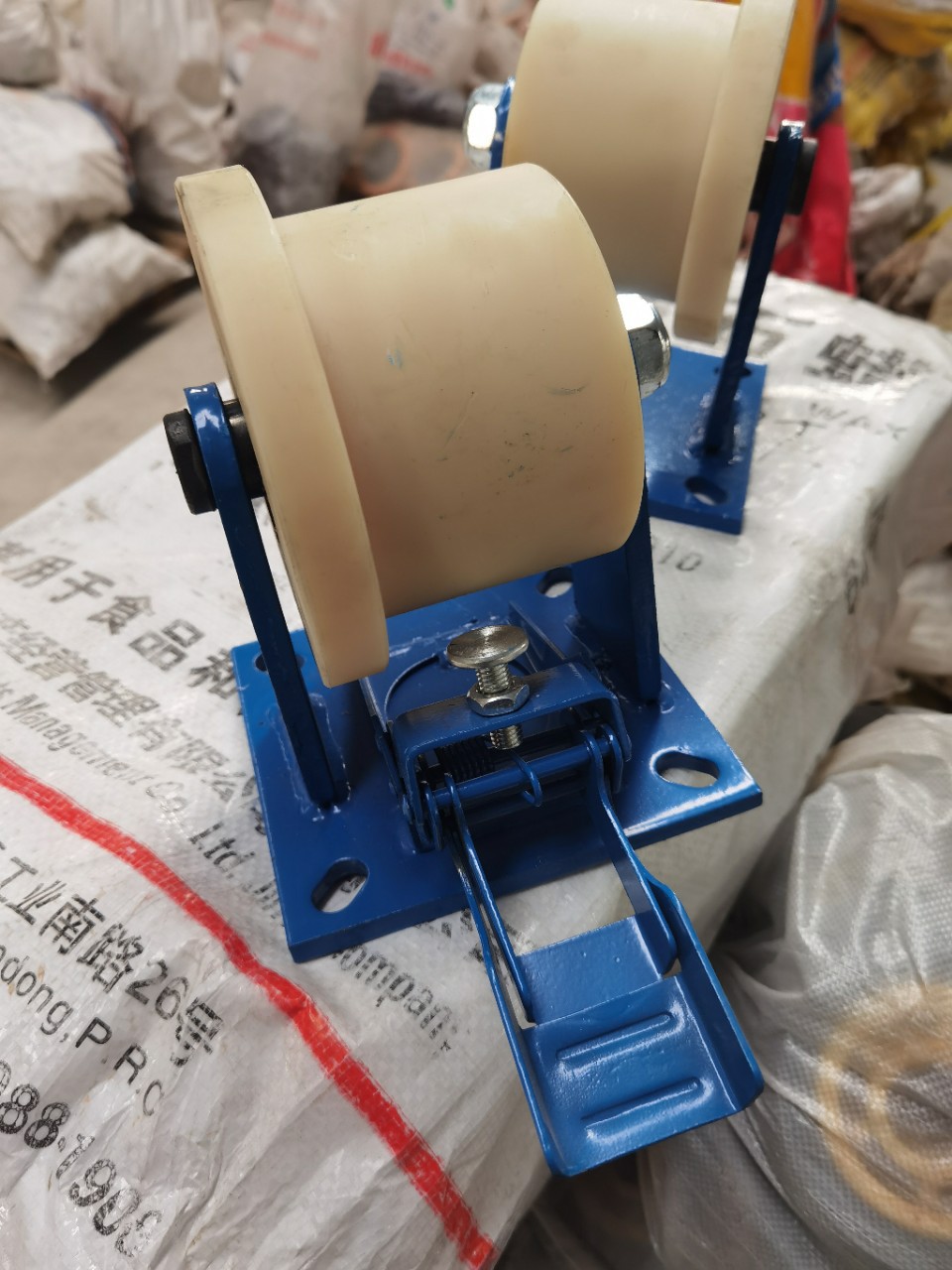 重型浇筑尼龙刹车轨道轮!各种滑轮轨道轮生产