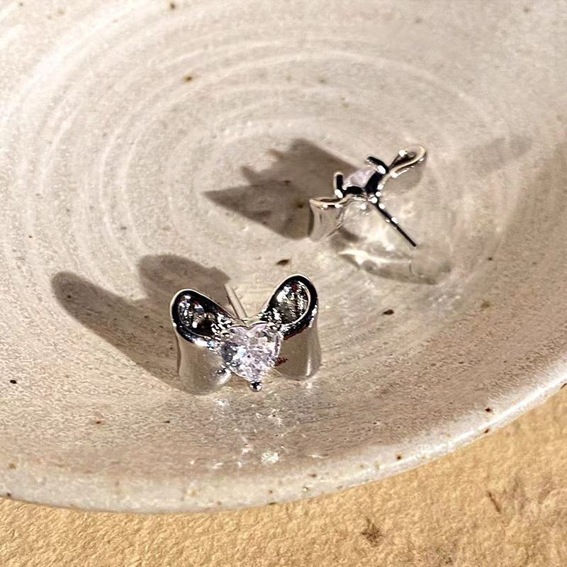 Personality Sweet Cool Style Sweetheart Zircon Butterfly Studs Female Cute Exquisite and Versatile Fashion Hot Girl Design Earrings