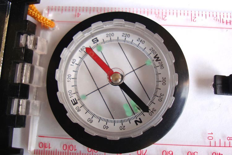 户外多功能指南针mc45-5a刻度比例尺夜光指北针便携可以悬挂带镜