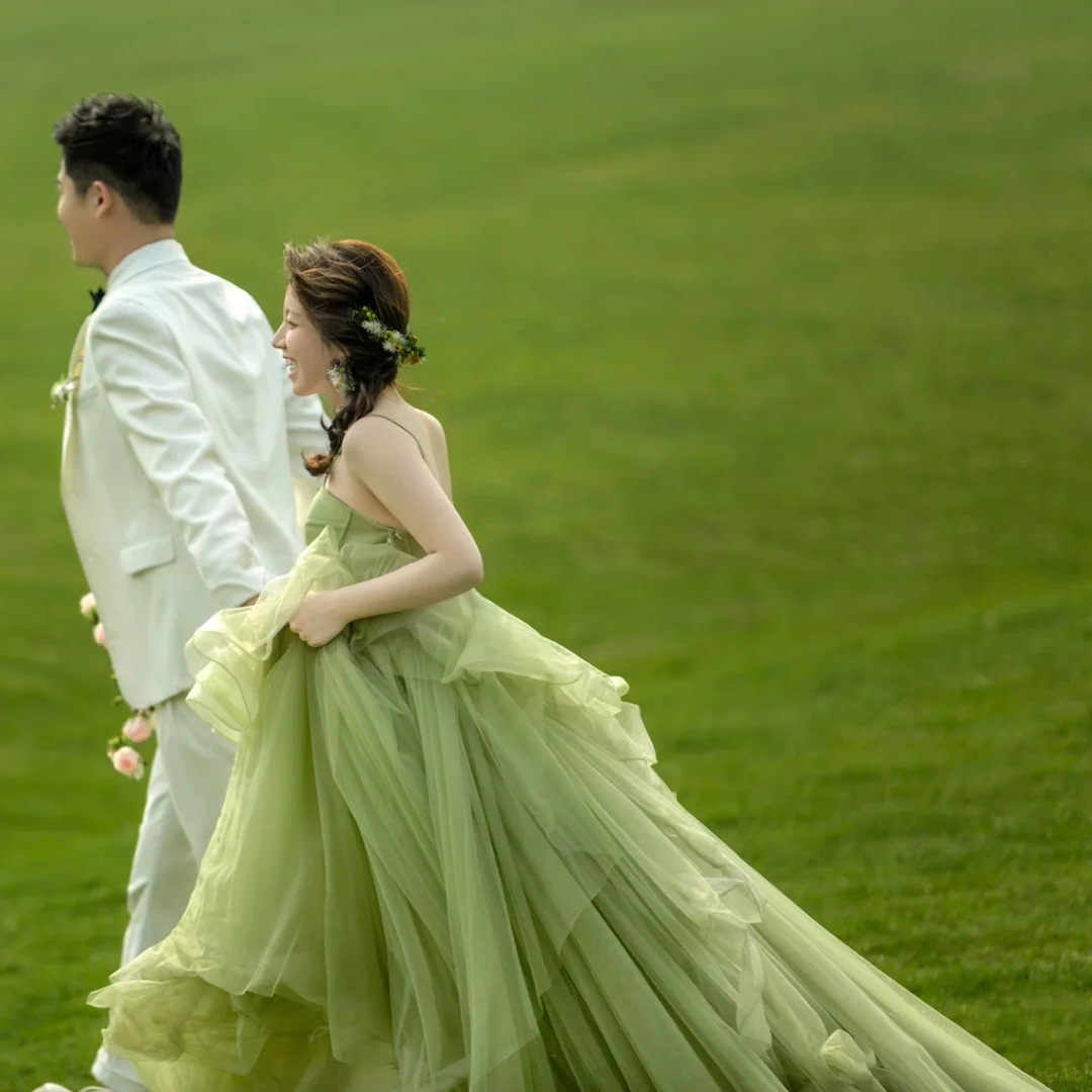 新款情侣写真摄影服装影楼主题婚纱拍照礼服田园风绿色旅拍礼服女