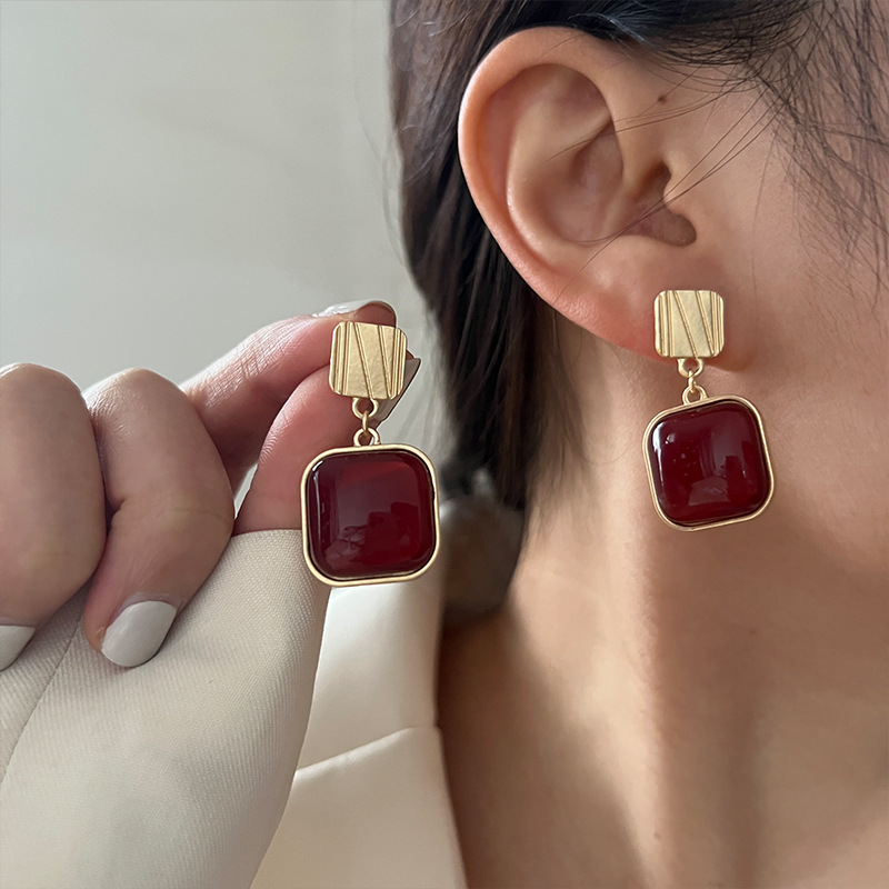 Red Earrings Women's Retro Hong Kong Style High-Grade Earrings 2023 New Popular Unique Niche Autumn and Winter New Year Earrings