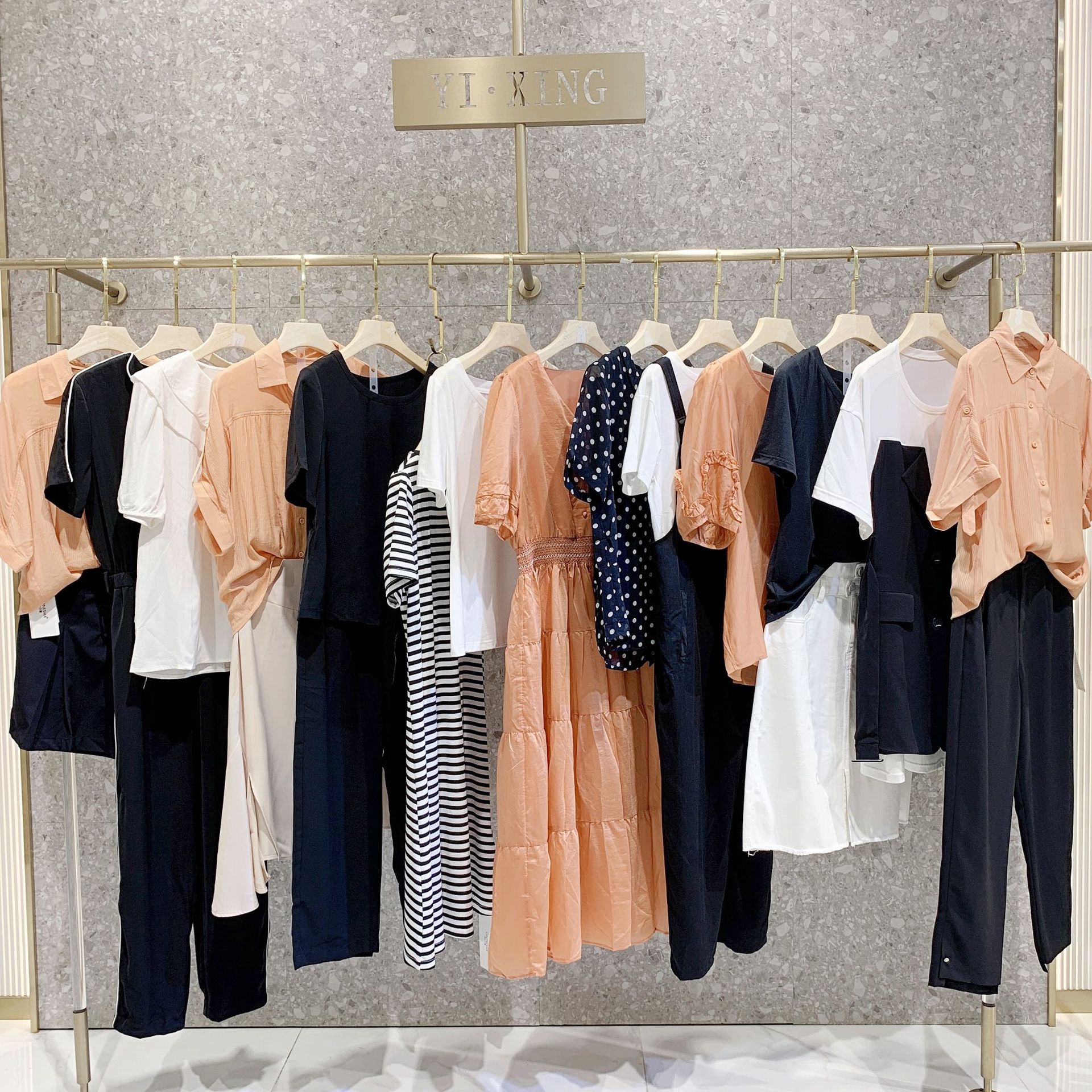 【珂尼莎蔓】品牌女装折扣批发 折扣店女装一手批发市场 江南布衣