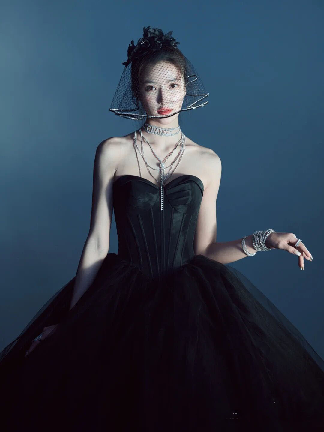 森系网纱情侣外景拍照抹胸礼拖尾服摄影写真黑色婚纱影楼主题服装