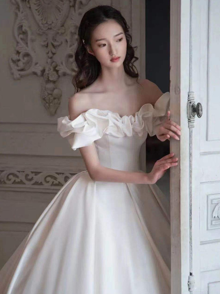 抹胸缎面婚纱2021新款一字肩新娘简约拖尾气质大气主纱法式轻礼服