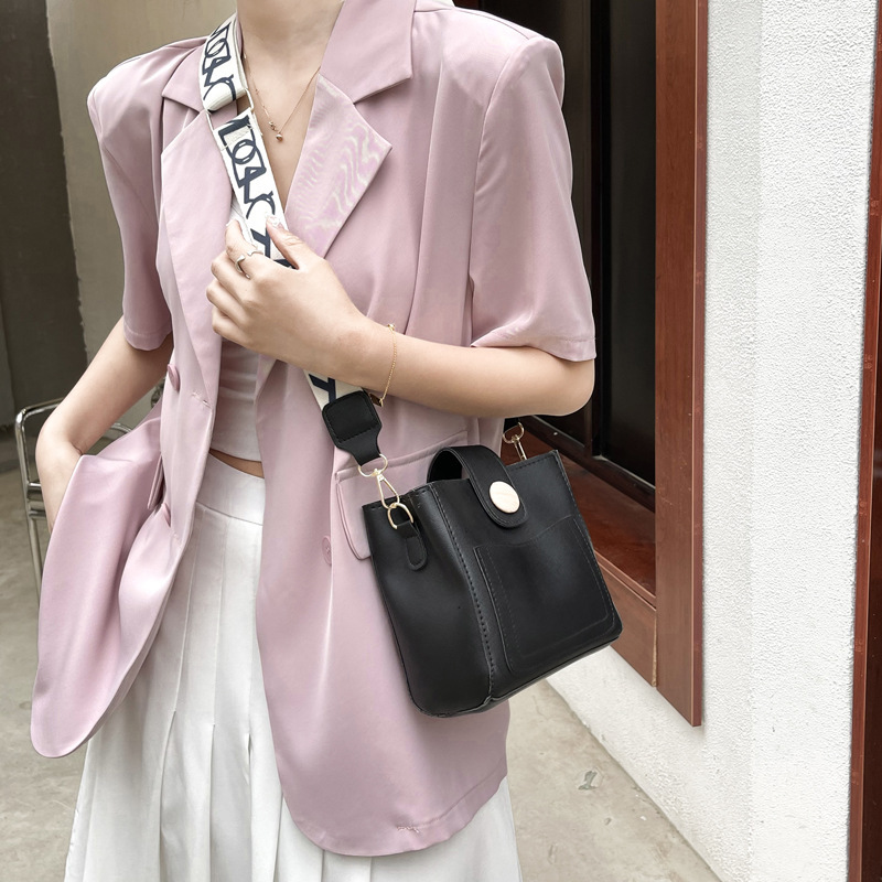 2021 New Trendy Stylish and Lightweight Small Bag Women's Online Red Ocean Style Shoulder Bag Spring and Summer Wide Strap Crossbody Bag Bucket Bag