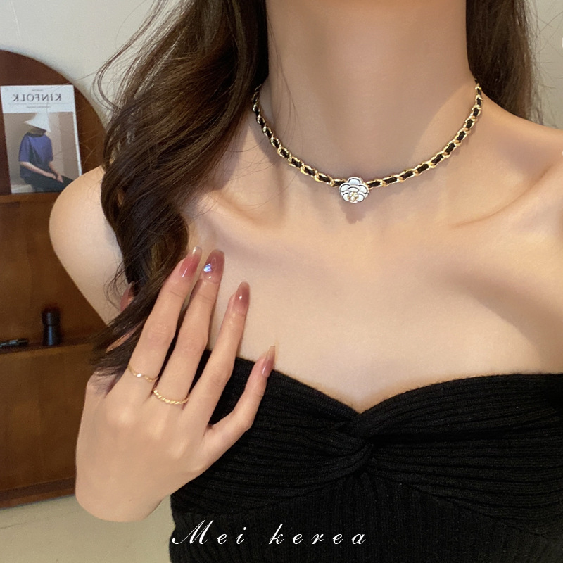 European and American Retro Diamonds Pearl Flower Leather Winding Necklace High Sense Temperament Clavicle Chain Tiktok Same Style Necklace