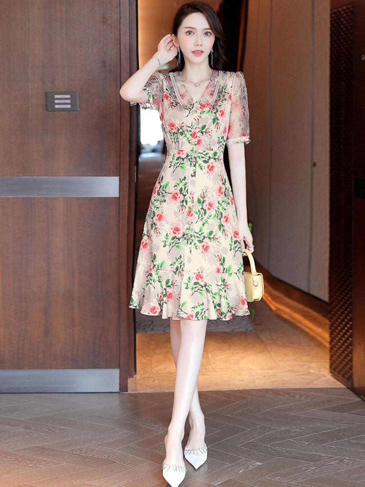 今年流行的2022新款夏季名媛碎花连衣裙女娃娃领印花感裙子女装潮