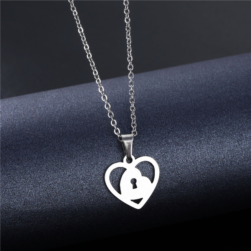 European and American Popular Heart-Shaped Lock Necklace for Women Simple Glossy Love Pendant Key Short Clavicle Chain Neck Chain Wholesale