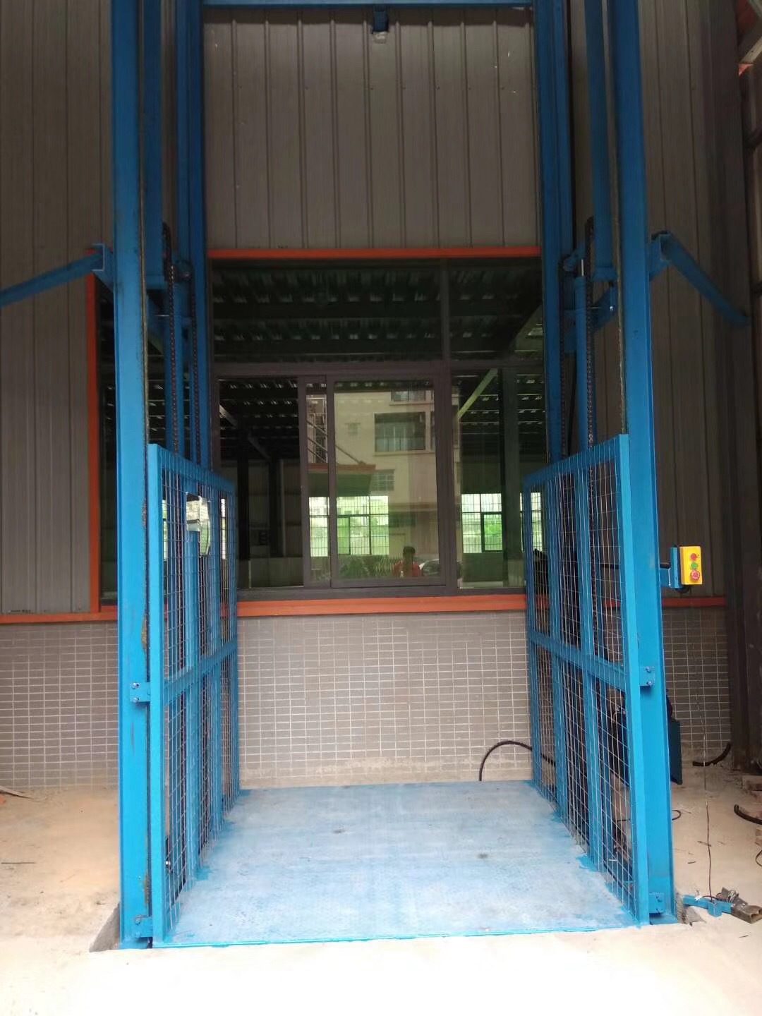 室外2层货物升降机仓库厂房提升机升降平台鸿力定做