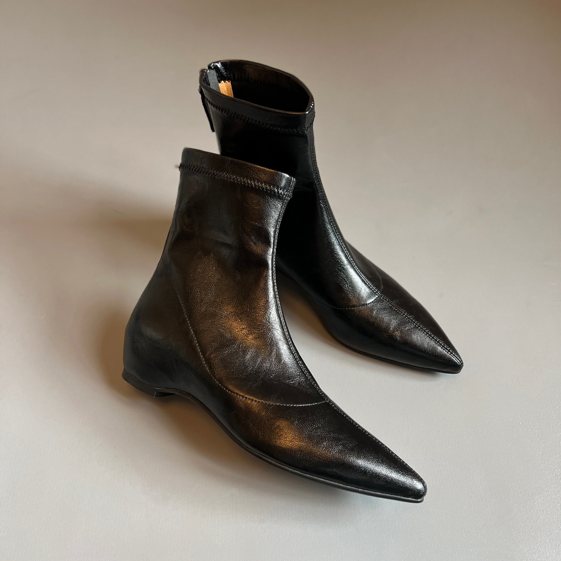 巨好穿通勤内增高瘦瘦靴女4.5厘米尖头软皮弹力靴后拉链坡跟短靴