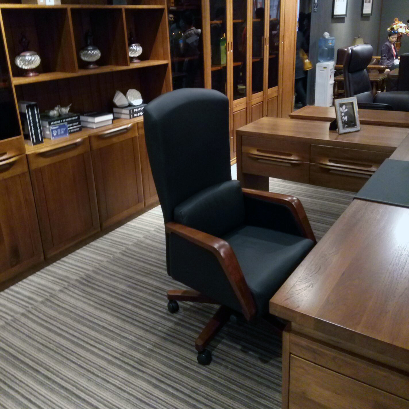 新中式实木风格稳重大气经理电脑办公椅董事长办公椅高管牛皮转椅