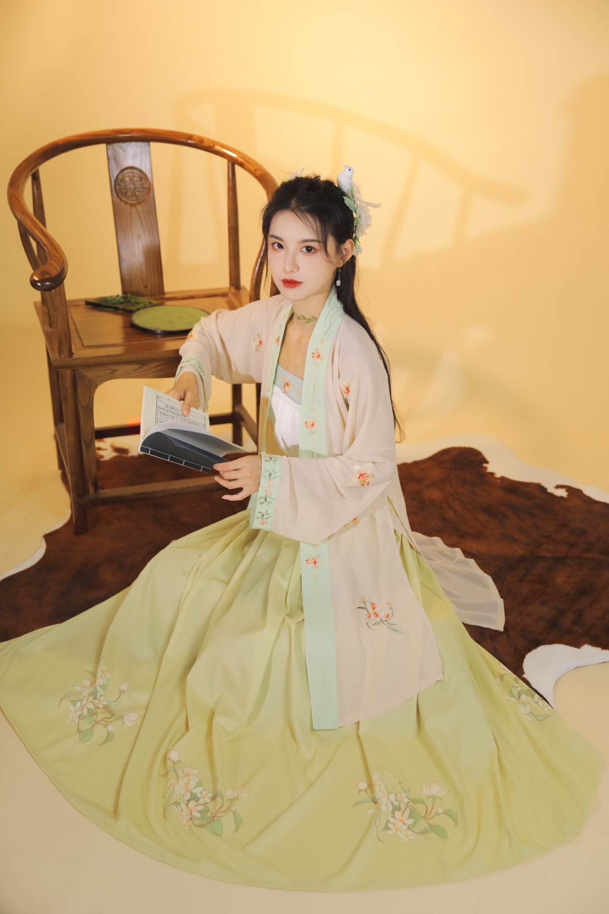 宋制汉服女步清尘绣花原创褙子宋抹齐腰襦裙刺绣三件套8184