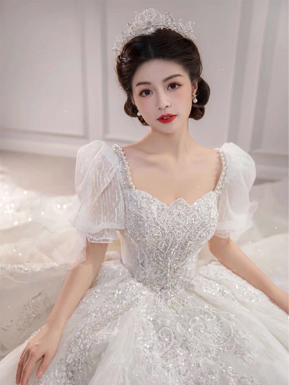 婚纱定制拖尾图片