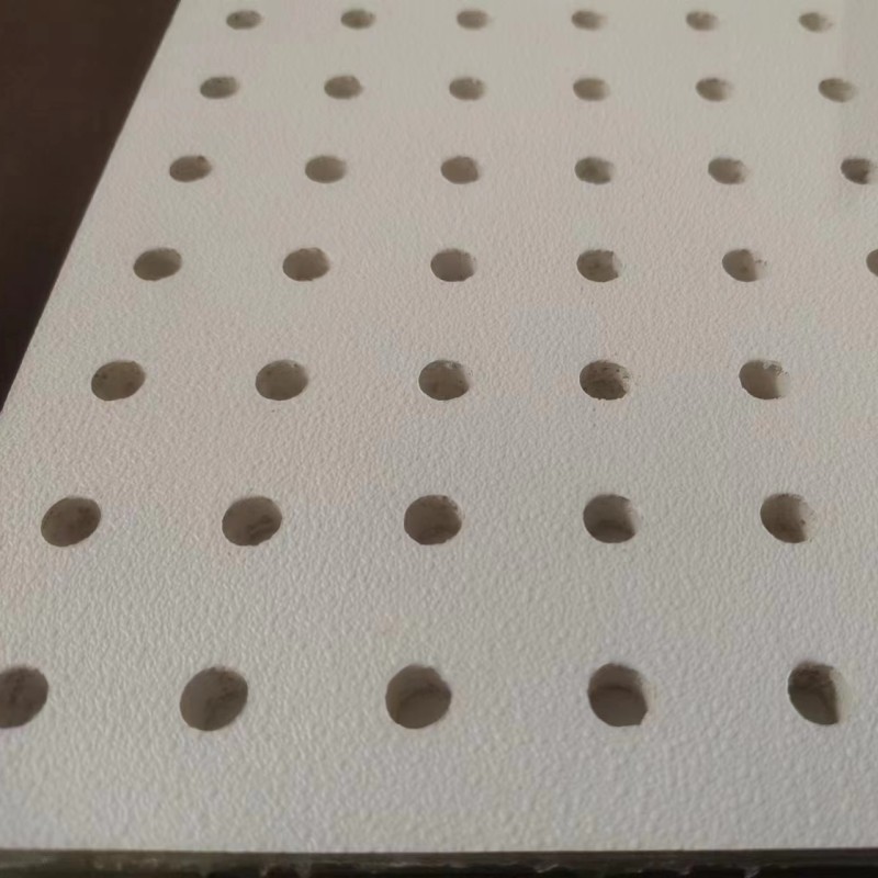 厂家供应穿孔石膏板吊顶墙面防潮纸面石膏板地下室机房复合玻纤板
