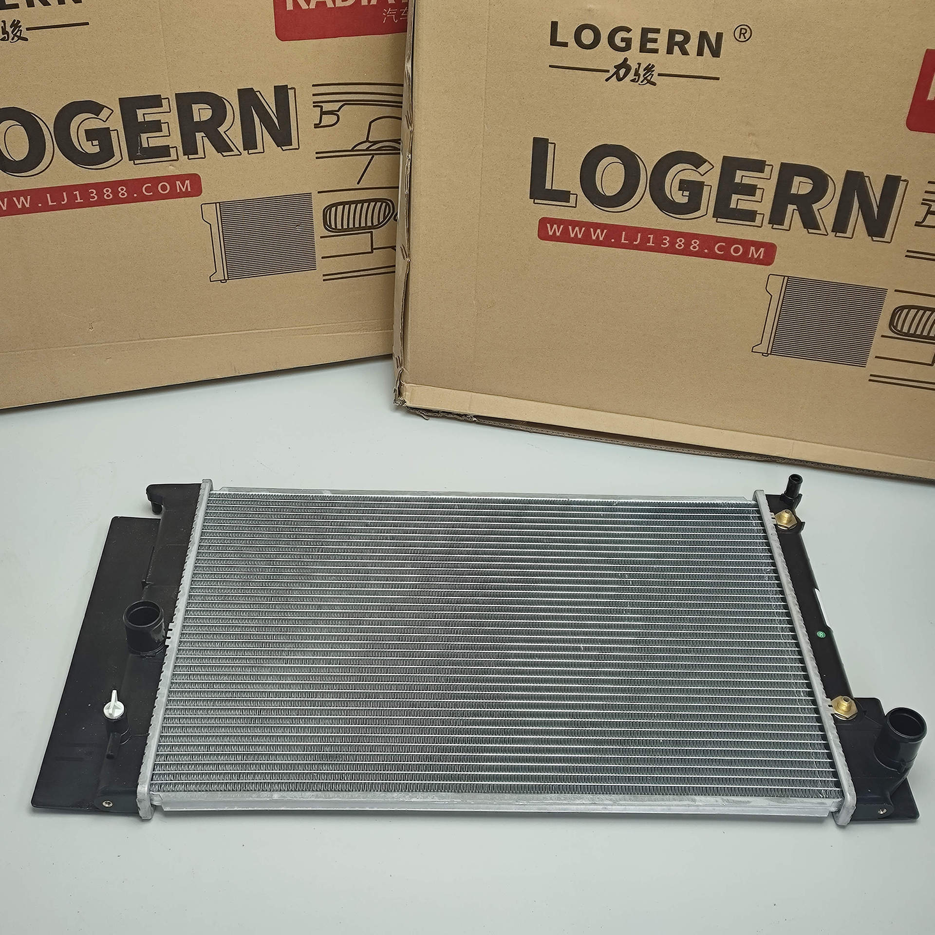 适用于丰田汽车散热器水箱 toyota corolla 07- at 16400-6a230