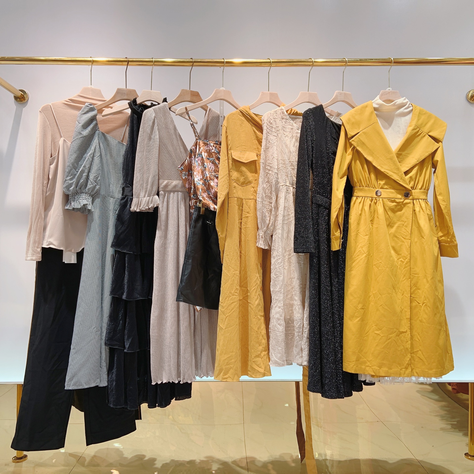 爱客快时尚连衣裙春秋装品牌折扣女装尾货走份批发直播实体店货源