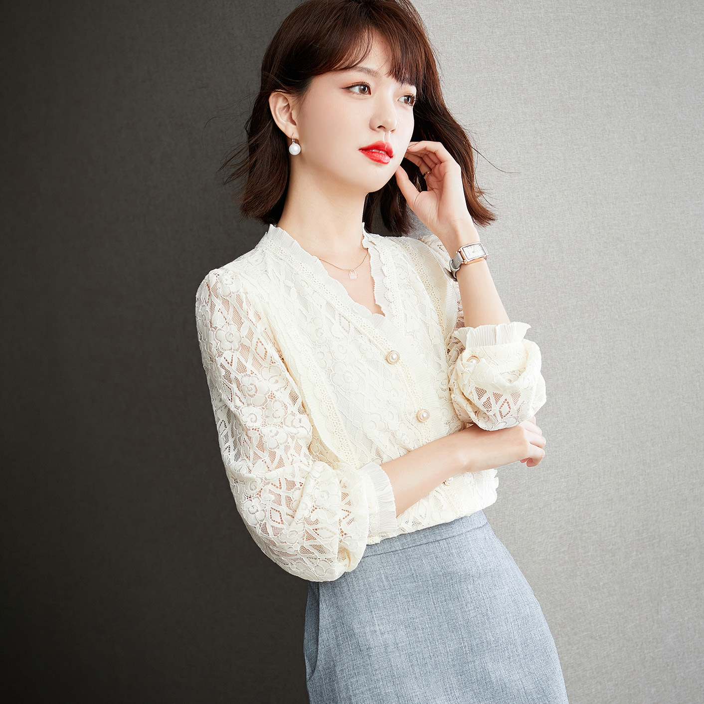 2021秋季新款女装蕾丝衫女长袖时尚洋气镂空打底上衣温柔漂亮小衫