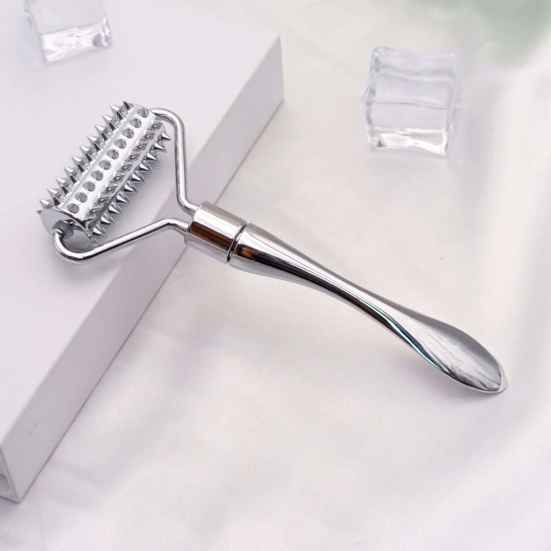 微针滚轮按摩仪器金属家用脸部美容护肤工具面霜挖取导入面部滚针