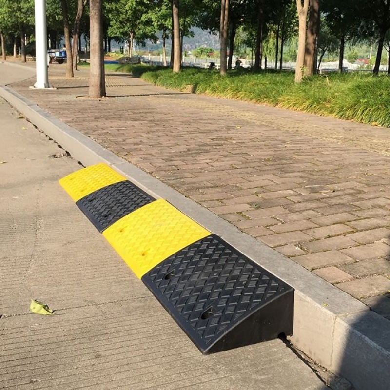 斜坡垫台阶马路牙子汽车槛路沿坡塑料上坡爬坡三角减速带可批发