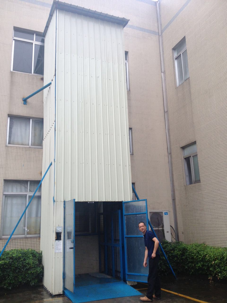 室外货梯封彩瓦3层楼2吨65米高自动升降平台液压升降机鸿力定做