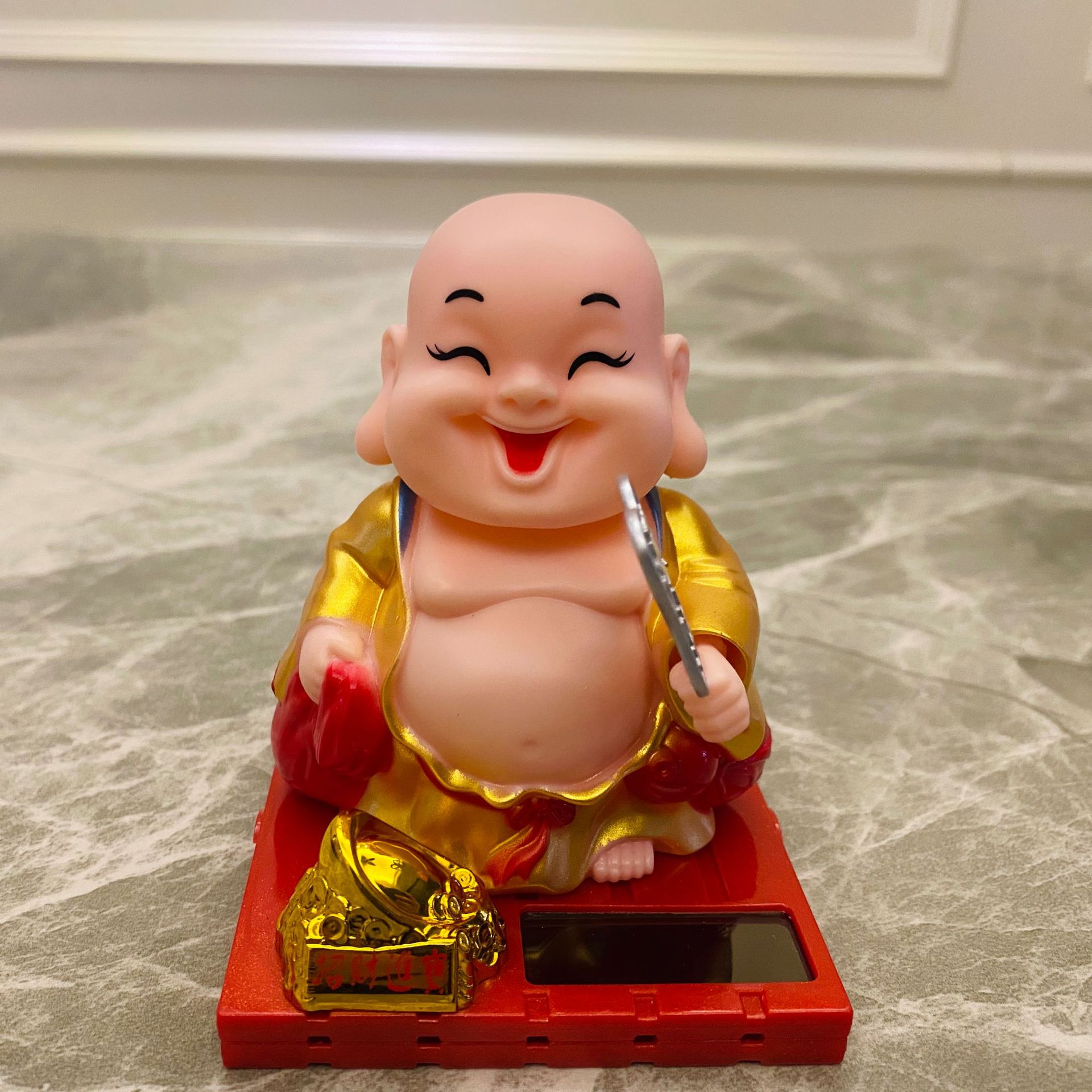 太阳能小和尚摇头公仔汽车小摆件弥勒佛小沙弥招财猫抖音办公摆件批发
