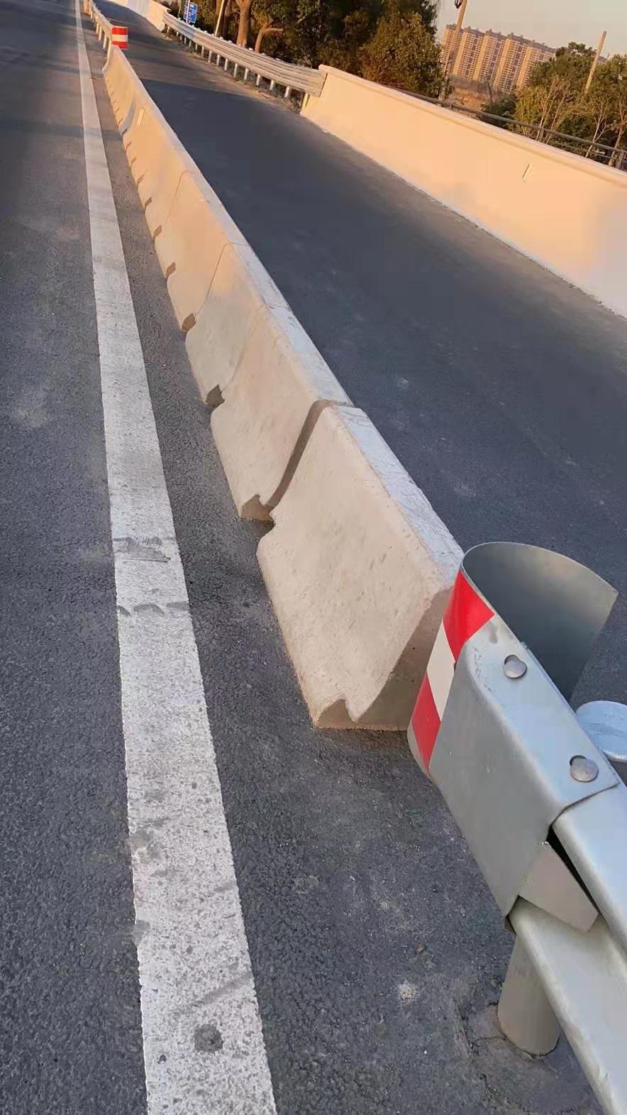 定制隔离墩钢模具 高速公路隔离墩模具道路防撞中央隔离带模具