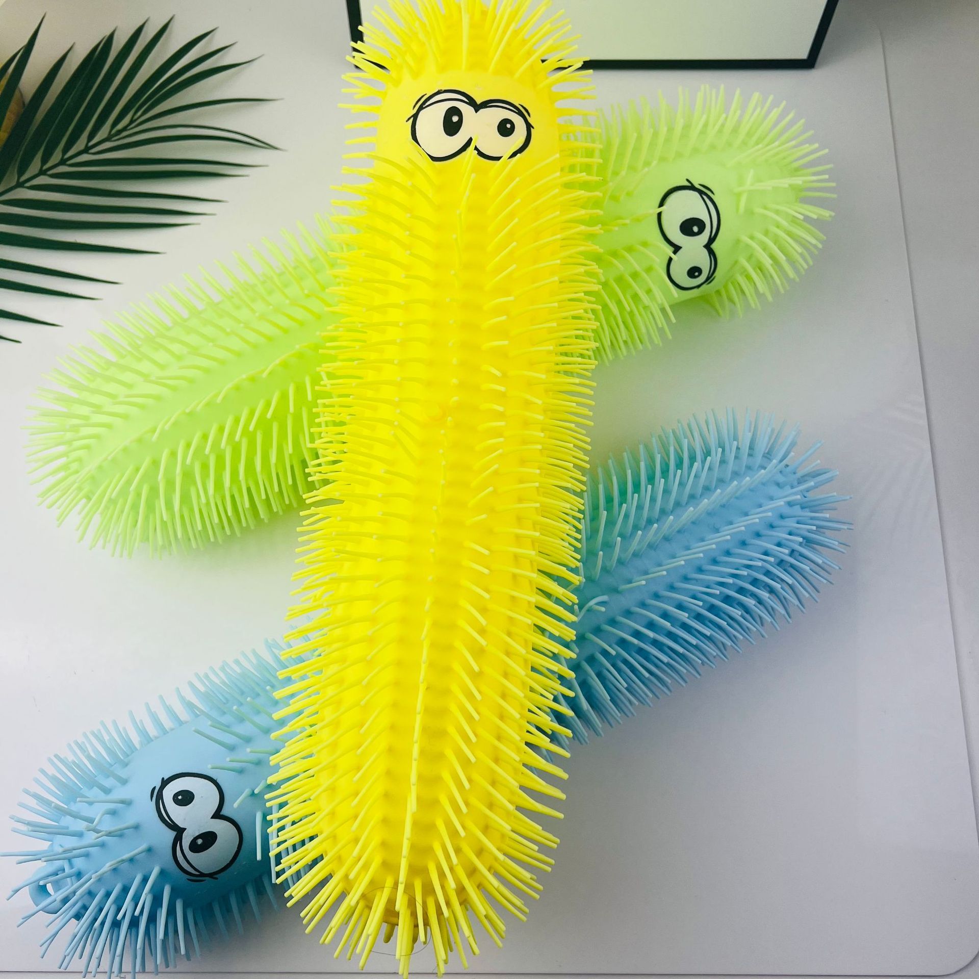 夜市摆摊发光毛毛虫大号50cm地摊玩具tpr发光玩具毛毛虫软胶玩具