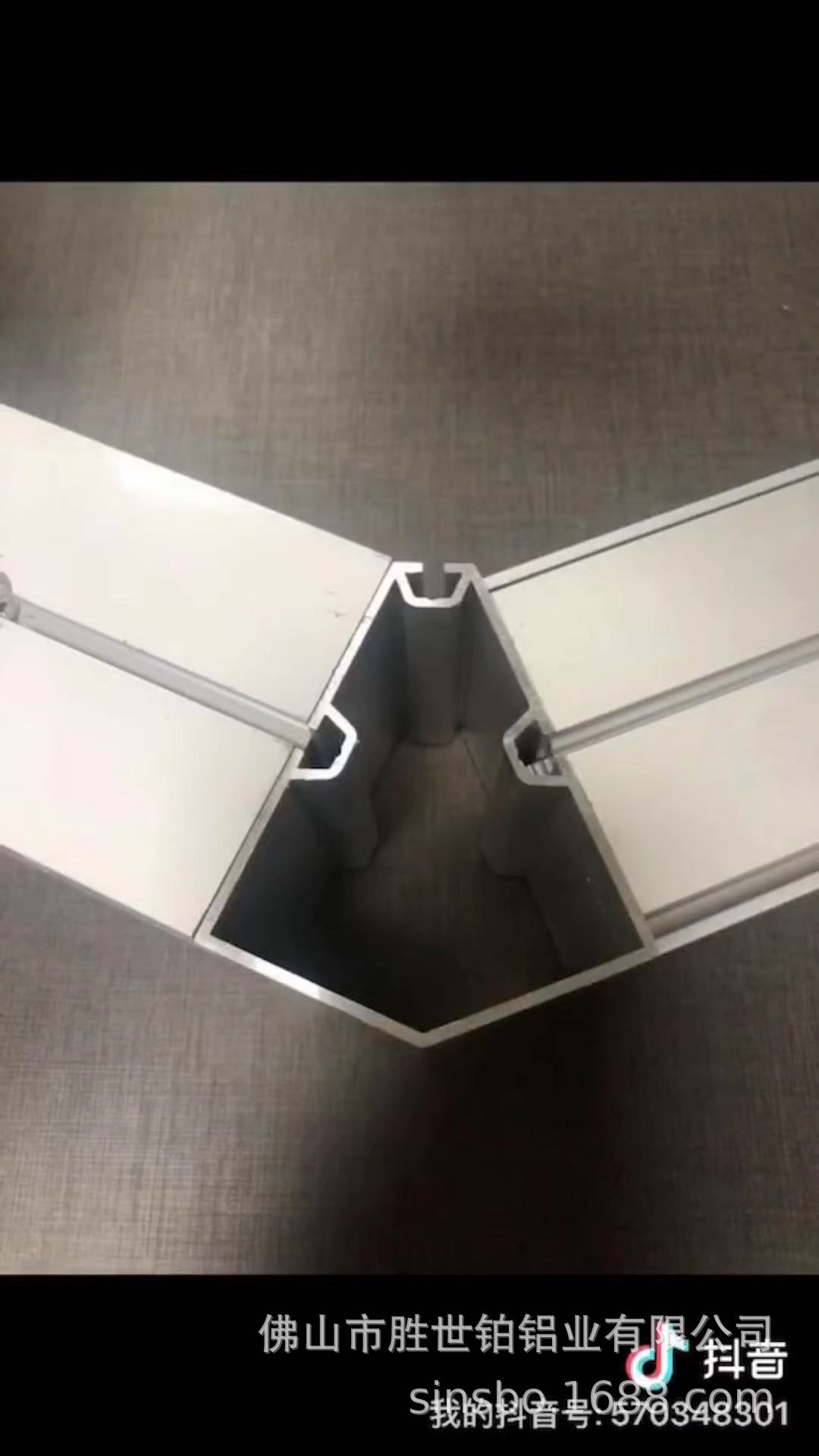 中东商场高峰会展80方柱135度转角铝材参展黑色八分方铝搭建现场