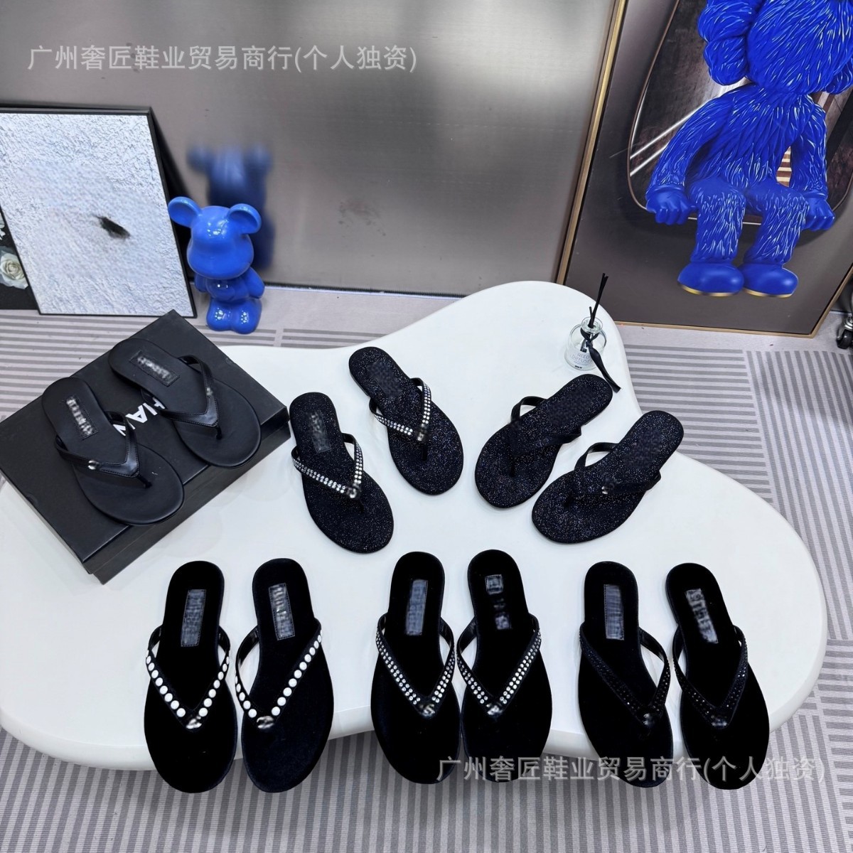 2025新款小香风平底水钻丝绒夹脚拖鞋外穿平底夹趾沙滩鞋人字拖