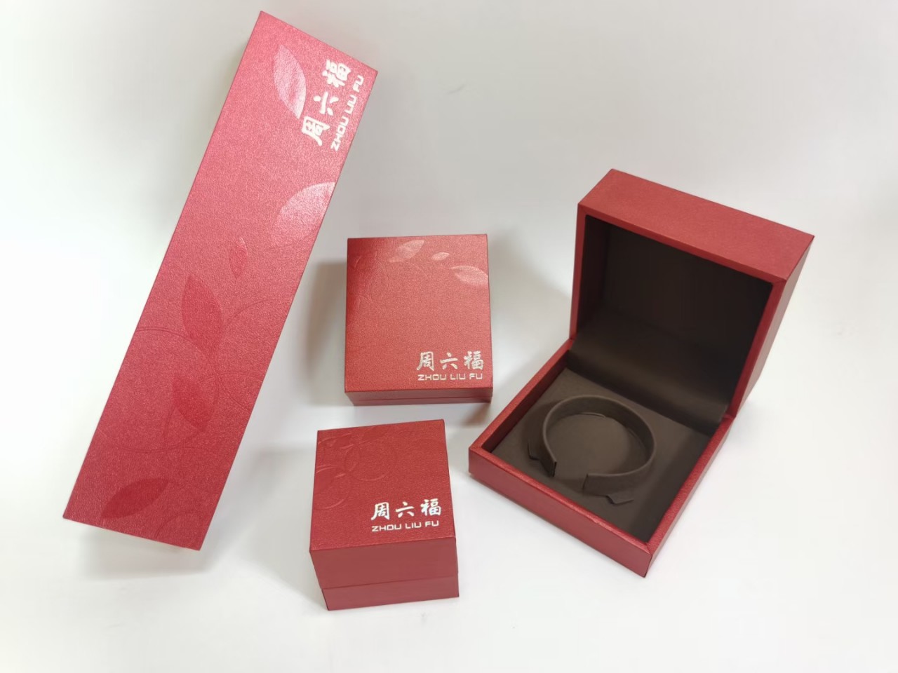 现货周六福时尚加厚款首饰盒子戒指项链吊坠手镯饰品盒包装礼物盒