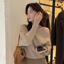卡其色心机纯欲风一字肩露肩针织衫女秋季感慵懒毛衣内搭上衣