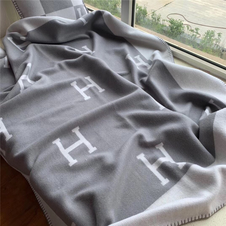 New H Letter Wool Shawl Gu Li Small Age Same Style Flying Large Blanket Thick Air Conditioning Blanket Sofa Cushion